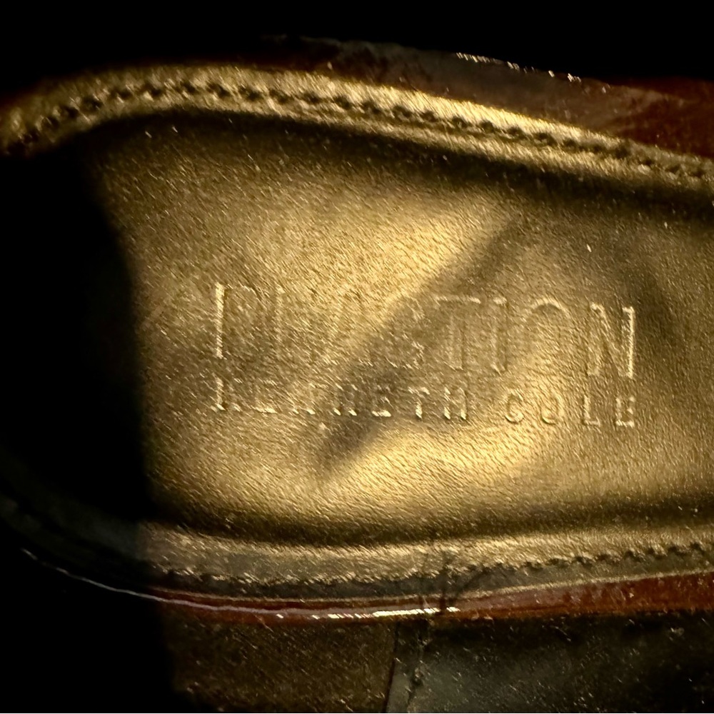 Women’s size 10  cushioned footbed brings day-long comfort.